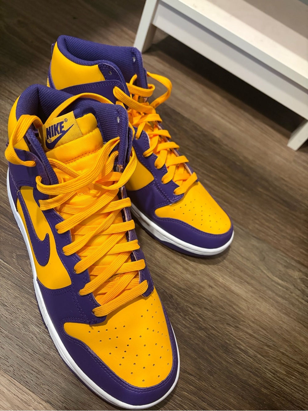 Never worn Lakers Dunks Men Size 10